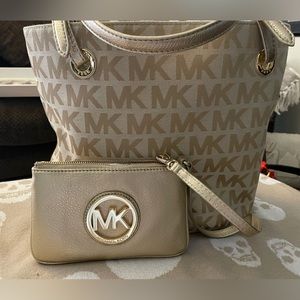 Michael Kors Tote & Wristlet set